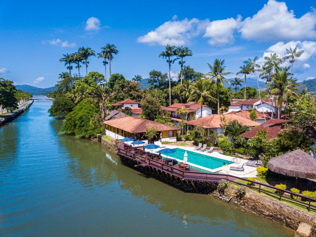 una vista aérea de un complejo en el río en Pousada Corsario Paraty, en Paraty