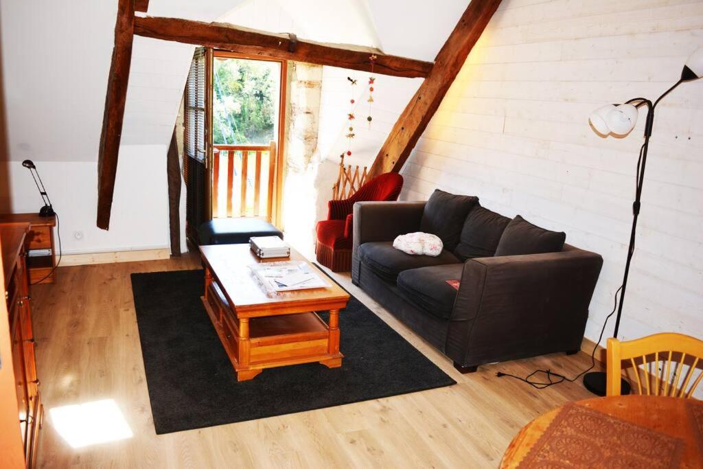 ein Wohnzimmer mit einem Sofa und einem Couchtisch in der Unterkunft Appartement la Roche Bernard in La Roche-Bernard