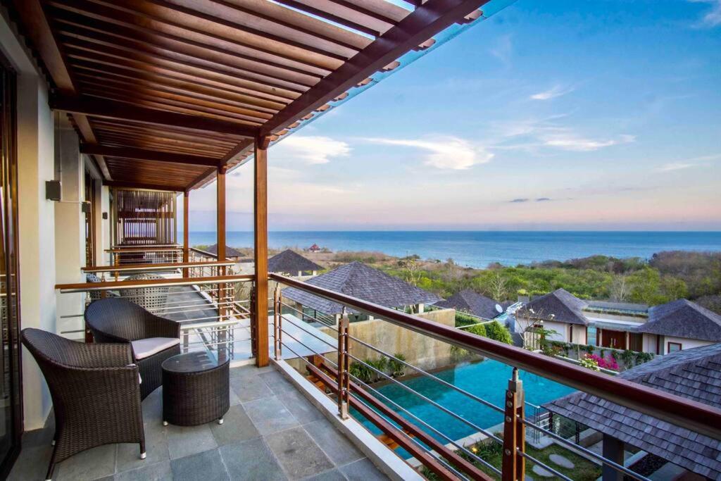un balcón con vista al mar en Paanchali Ocean View Villa near Melasti Beach, en Nusa Dua