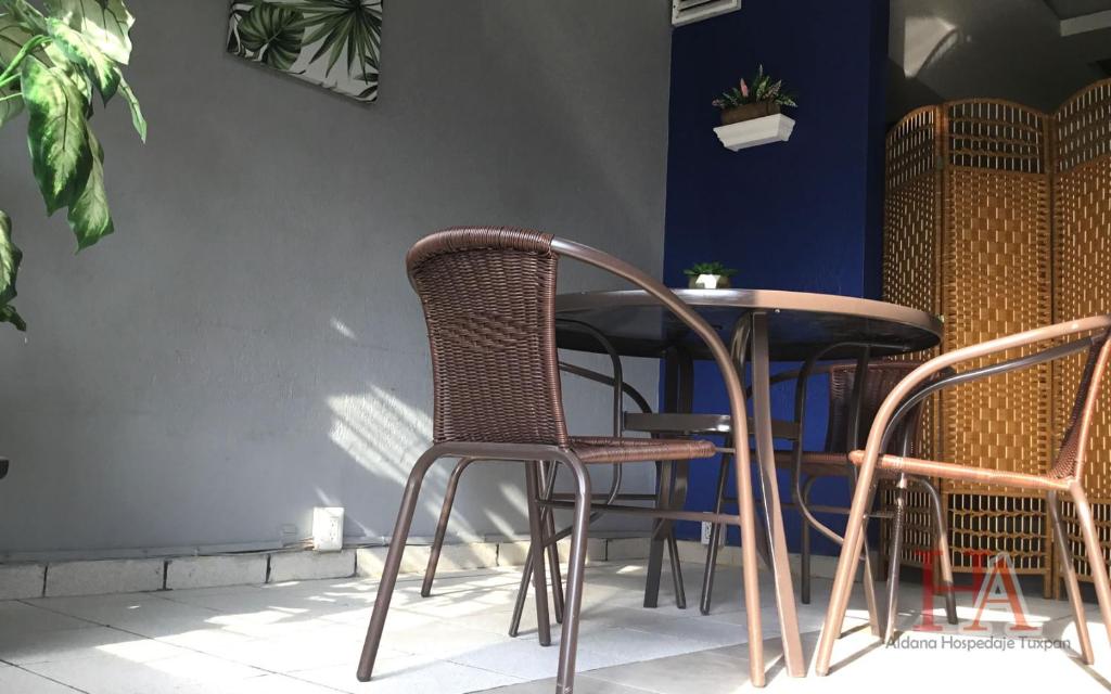 mesa y sillas en una habitación con mesa en Hospedaje Aldana - Apartamento AMAL zona centro en Tuxpan de Rodríguez Cano