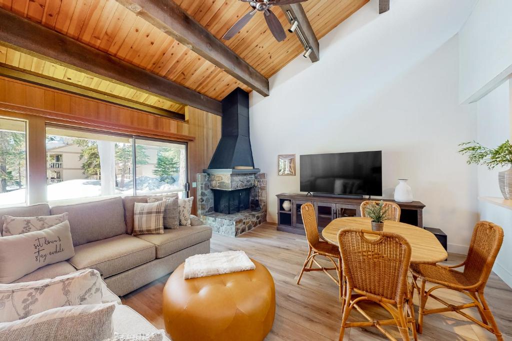 una sala de estar con un sofá y una mesa en Kingswood Village 60, en Kings Beach