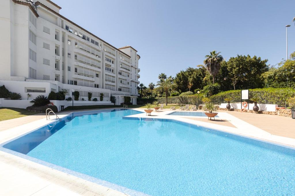 duży basen przed budynkiem w obiekcie Beautiful 2 Bed Playas del Duque + Parking RDR294 w Marbelli