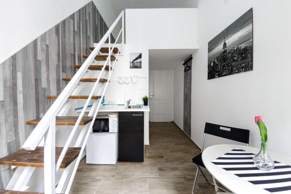 cocina y sala de estar con escalera de caracol en Rio's Stylish Central Flats, en Budapest