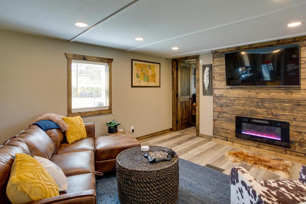 Updated Kingston Home with Private Hot Tub and Yard!, Kingston (updated