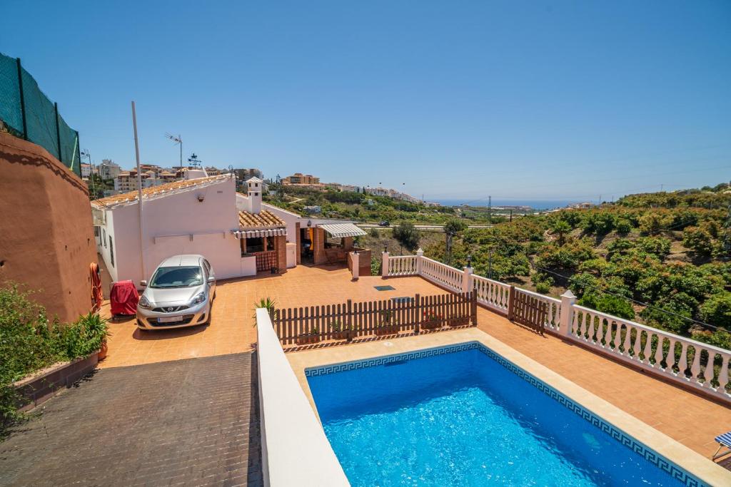una villa con piscina e un'auto sul balcone di Cortijo La Cañada by Solset a Torrox