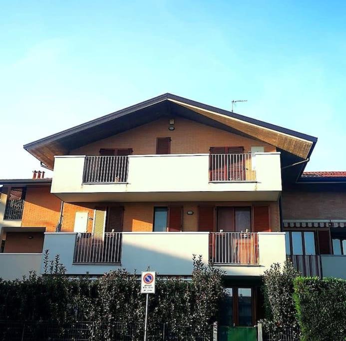 un edificio con balcones en un lateral en Casa in mansarda con terrazza, en Caronno Pertusella