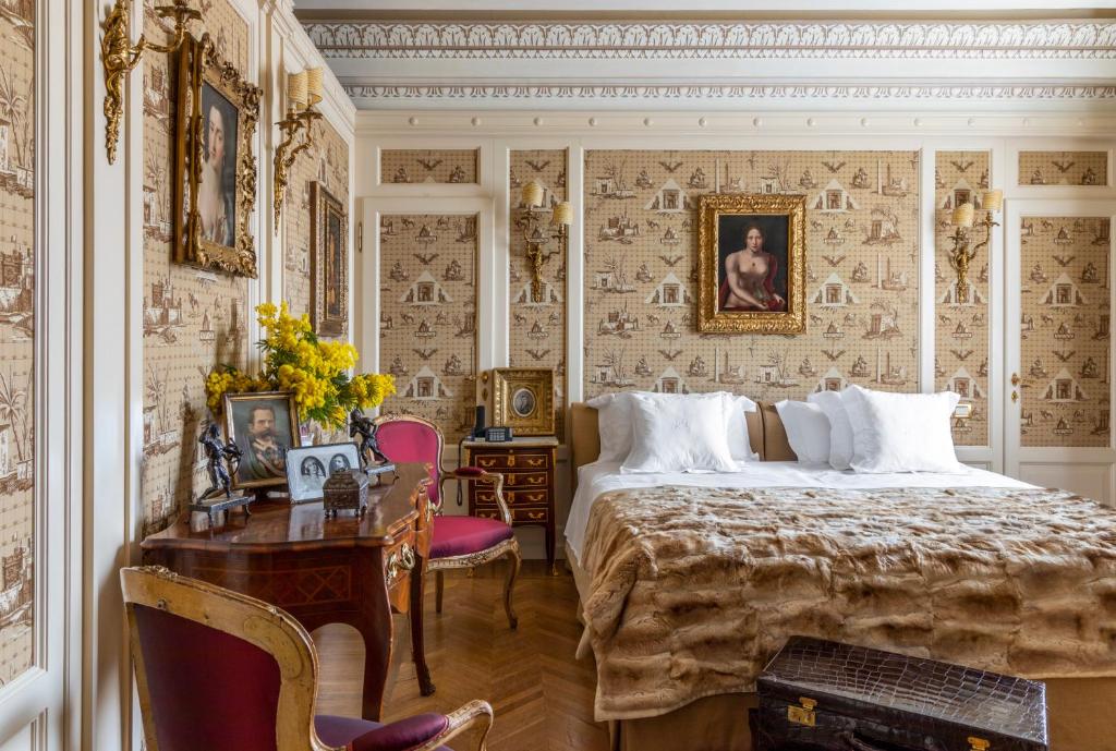 1 dormitorio con cama, escritorio y mesa con sillas en No Other Place - Palazzo Storico en Vicenza