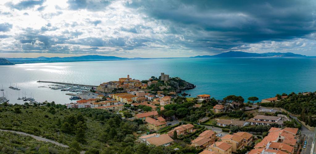 una vista aérea de una ciudad junto al agua en Affitti Brevi Toscana - A pochi passi dal Mare, en Talamone