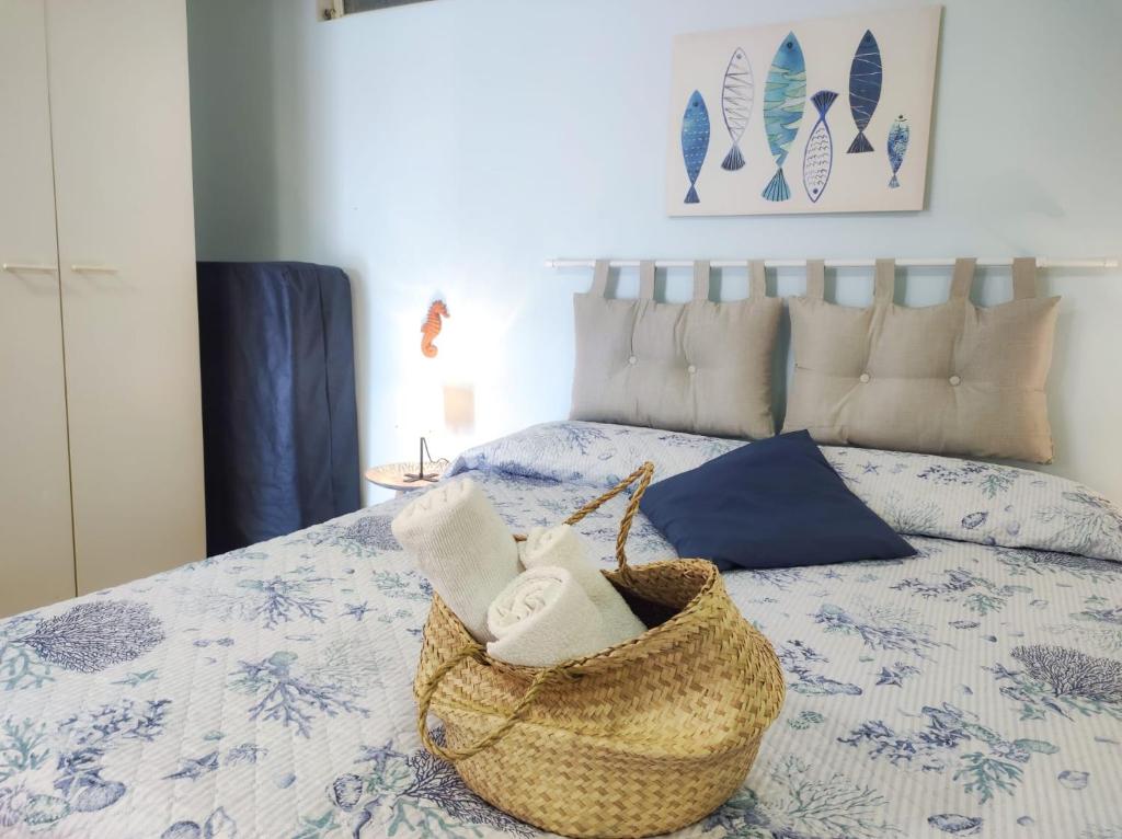 a basket sitting on top of a bed at Casa vacanze Marinella in Santo Stefano al Mare