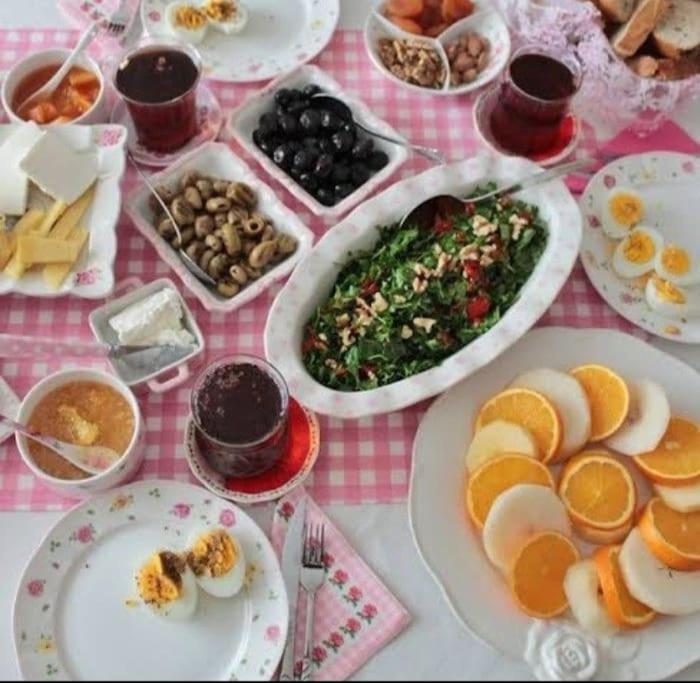 une table avec des assiettes de nourriture sur une table dans l'établissement PLEASE don't do it reze, à Kars