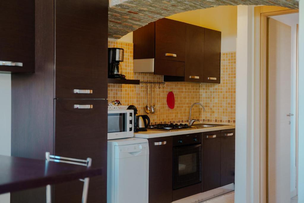 Een keuken of kitchenette bij Villa Oliveto apartments
