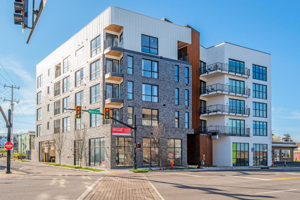 an apartment building on a street corner with a traffic light at The Eighteen by Kasa in Nashville