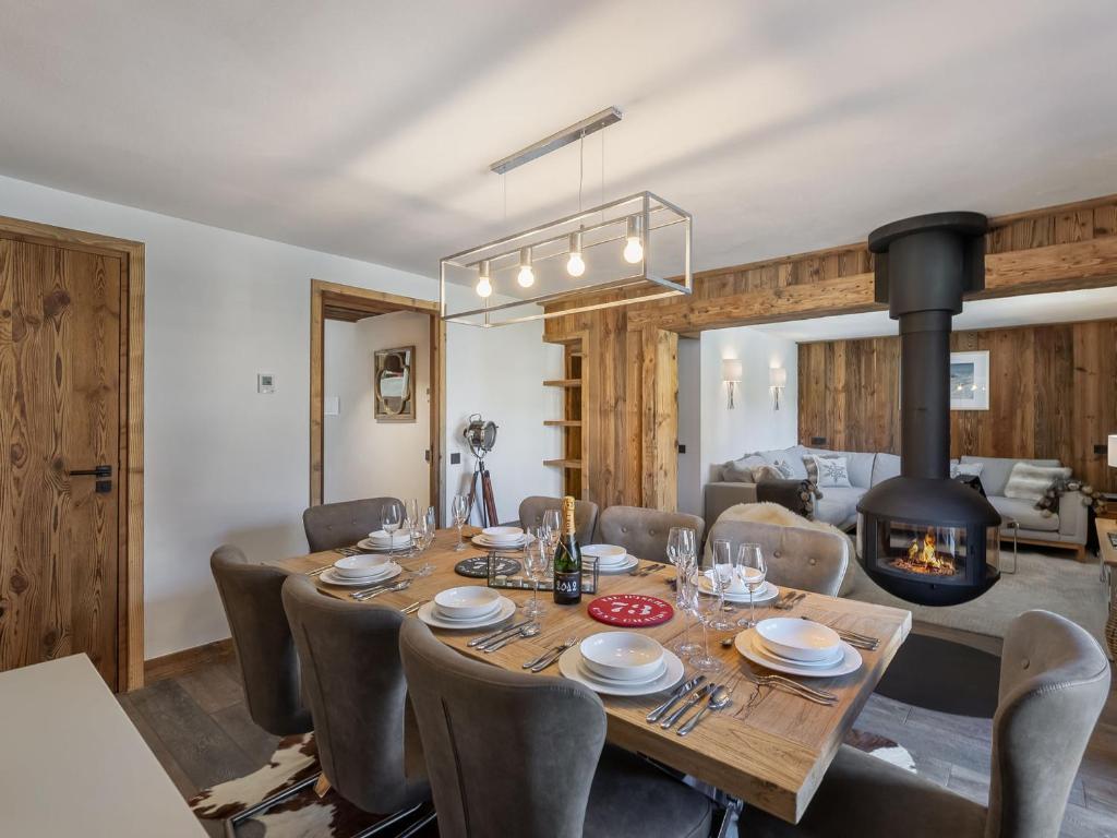 a dining room with a table and chairs and a fireplace at Appartement Val-d'Isère, 4 pièces, 8 personnes - FR-1-567-74 in Val-d'Isère