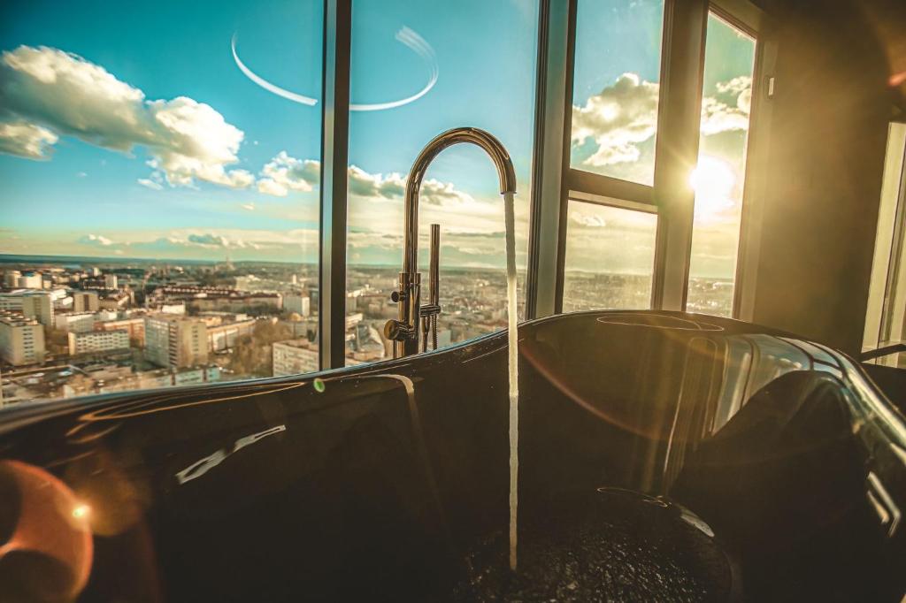 y baño con bañera y vistas a la ciudad. en Wanna na 20 piętrze, City View, Hanza Tower, en Szczecin