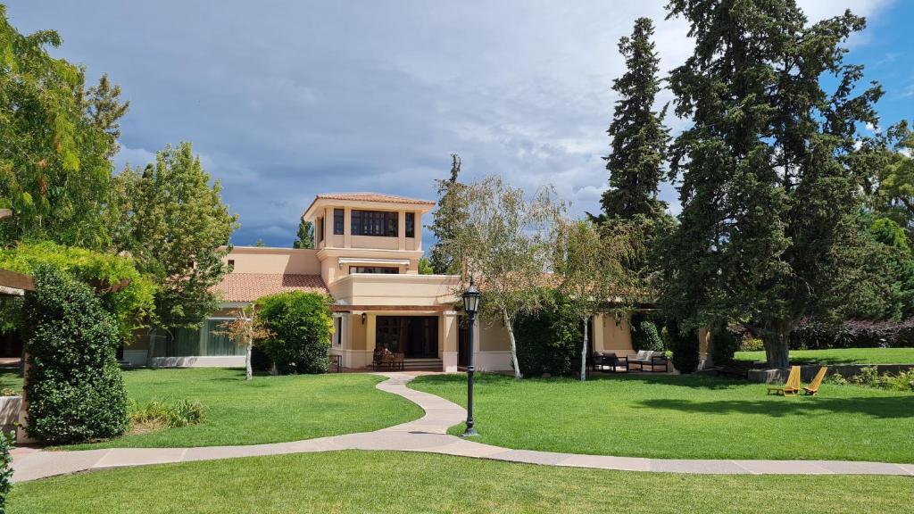 una casa con una pasarela frente a un patio en Casa Agostino - Luxury wine and hotel in Bodega Agostino en Mendoza
