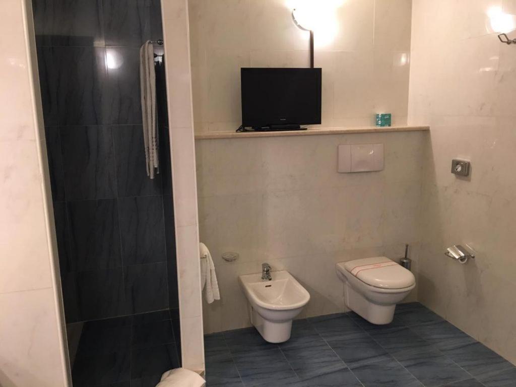 A bathroom at Hotel Don Carlo