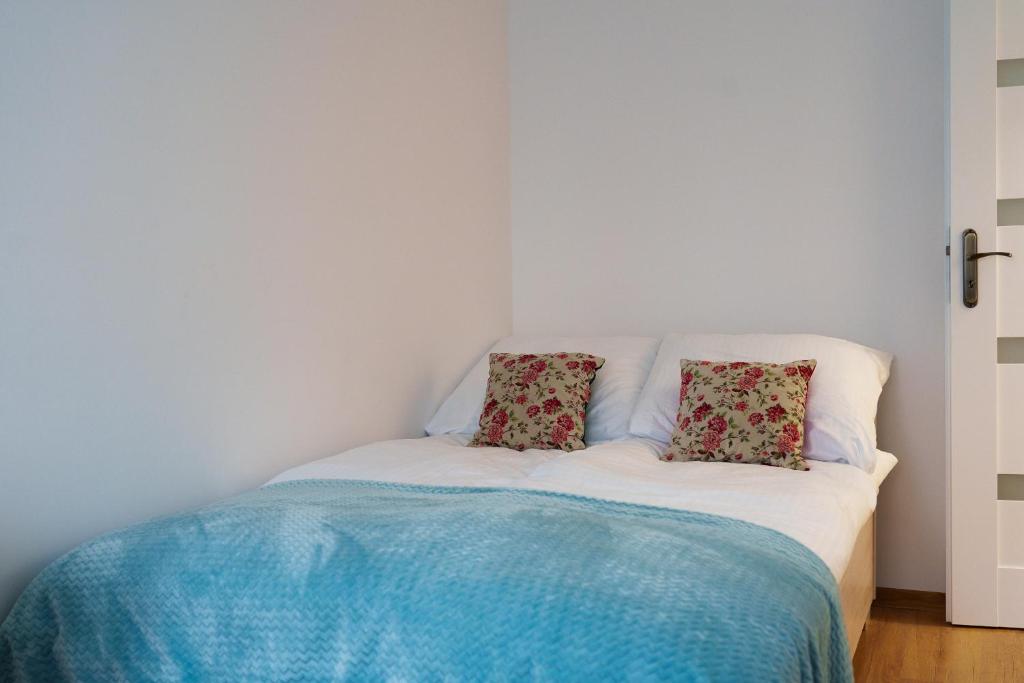 Postel nebo postele na pokoji v ubytování Apartament pod Świerkiem - Pet Friendly - 2 osobne pokoje dla max 5 osób - Space Apart