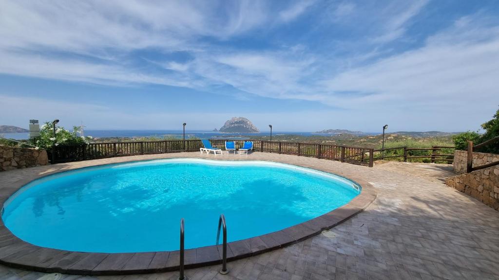 una piscina con vistas al océano en La Rosa dei Venti Apts en Porto San Paolo