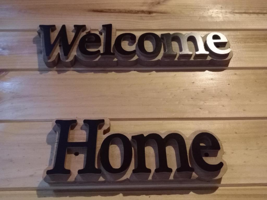 a welcome home sign hanging on a wall at Hospédate Pontevedra in Pontevedra