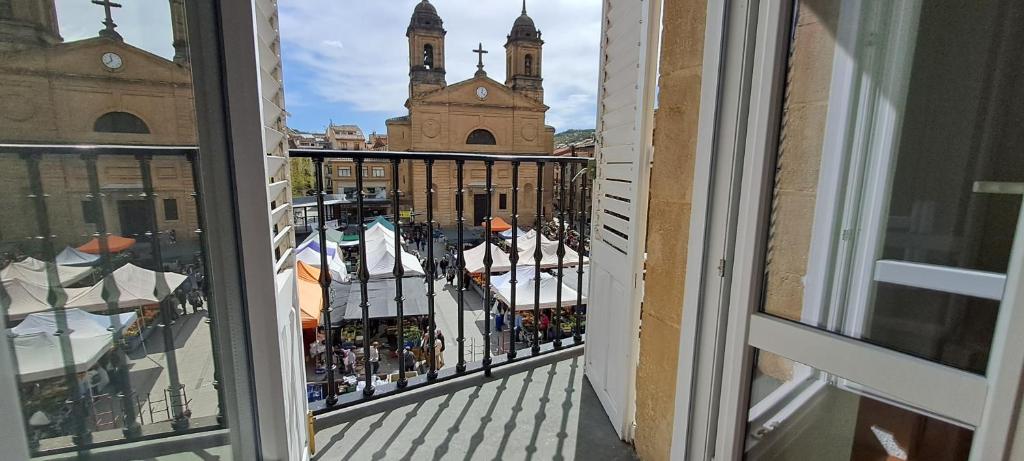 una ventana con vistas a la ciudad en Erdizka, céntrico apartamento turístico con la mejor vista Plaza de los Fueros, en Estella