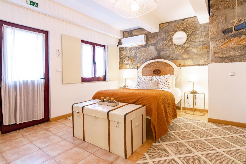 um quarto com uma cama com um cobertor laranja em Red House 2- With terrace no Porto