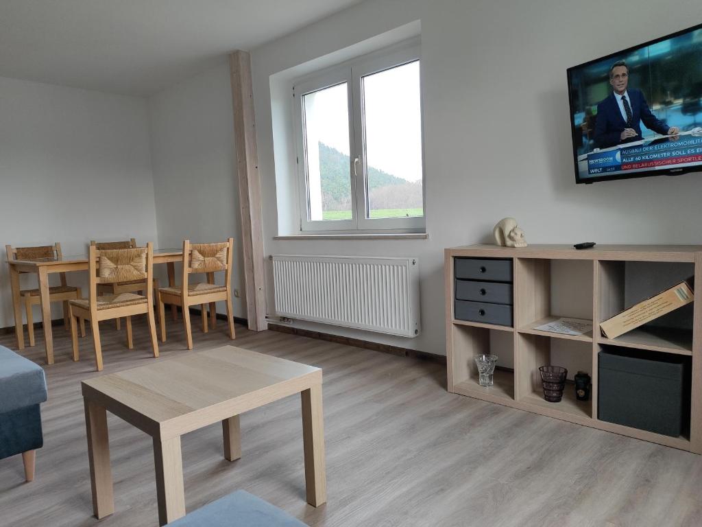 TV a/nebo společenská místnost v ubytování Ferienhaus Ebenheit am Lilienstein