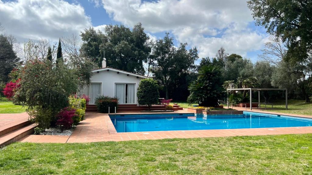 une maison avec une piscine dans une cour dans l'établissement Villette Aldobrandeschi Urban Oasis Vacation Homes, à Rome