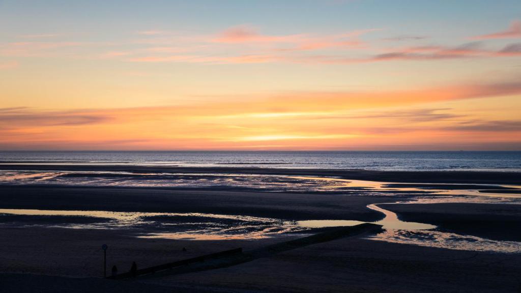 ウルガットにあるJoli studio avec vue panoramique sur la Merの海と海の夕日