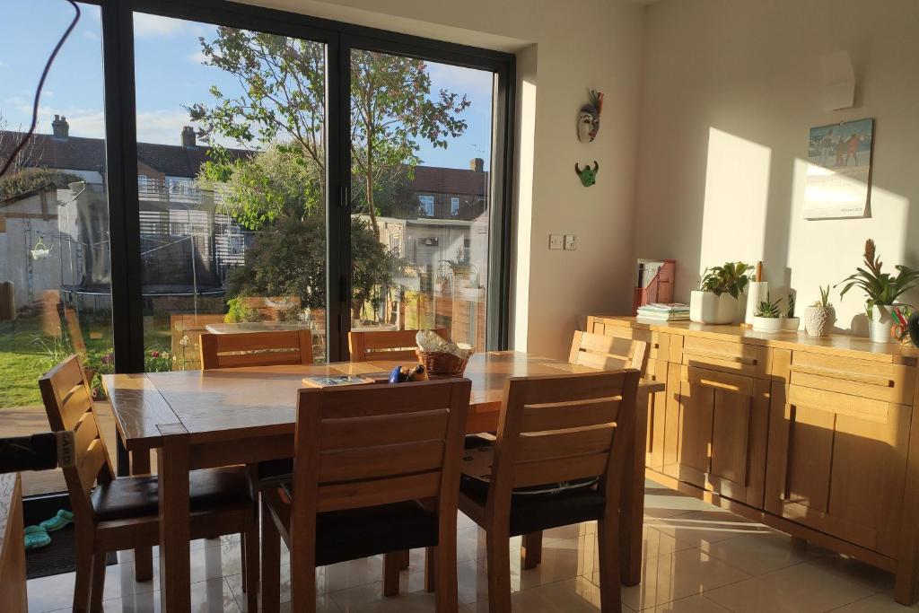 5 bedroom sunlit family house with garden 레스토랑 또는 맛집