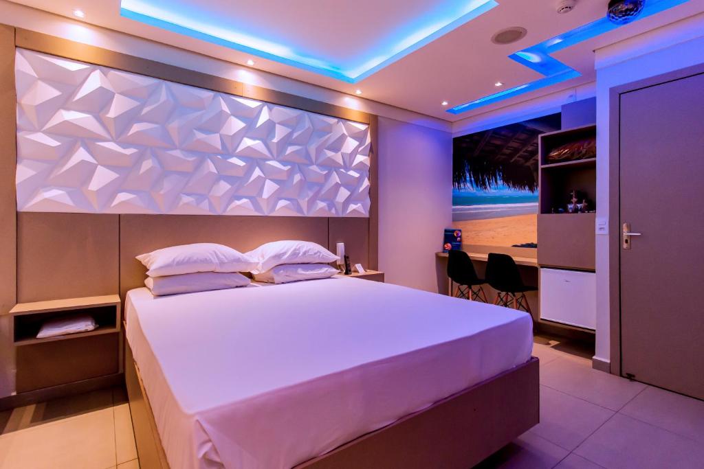 サンパウロにあるMotel Veleiros - Zona Norteのベッドルーム1室(白い大型ベッド1台付)