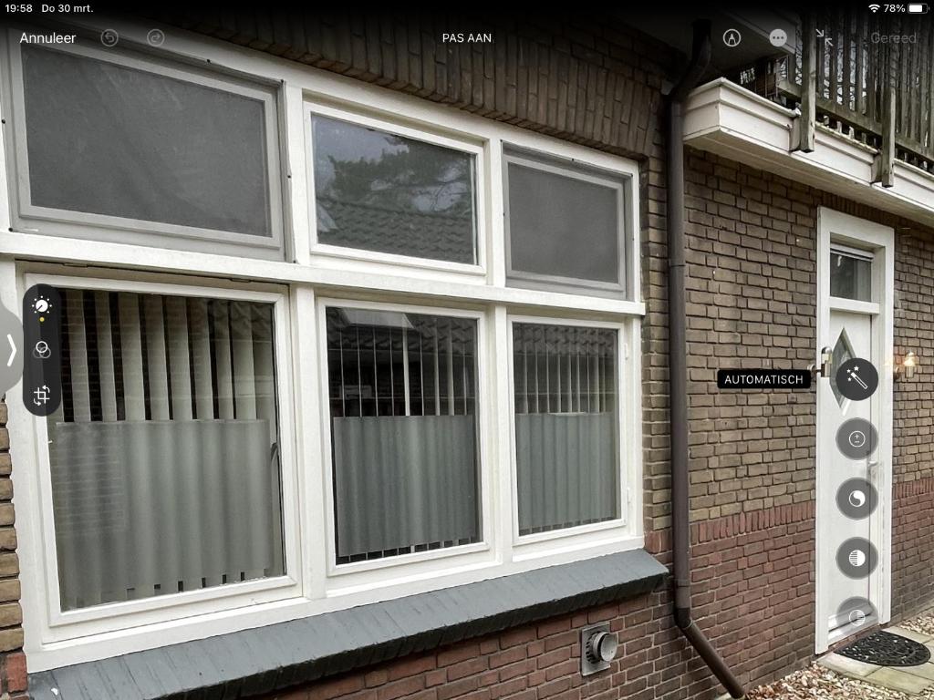 eine Gruppe von Fenstern auf einem Backsteinhaus in der Unterkunft Studio Dedemsvaart Two nights and more in Dedemsvaart