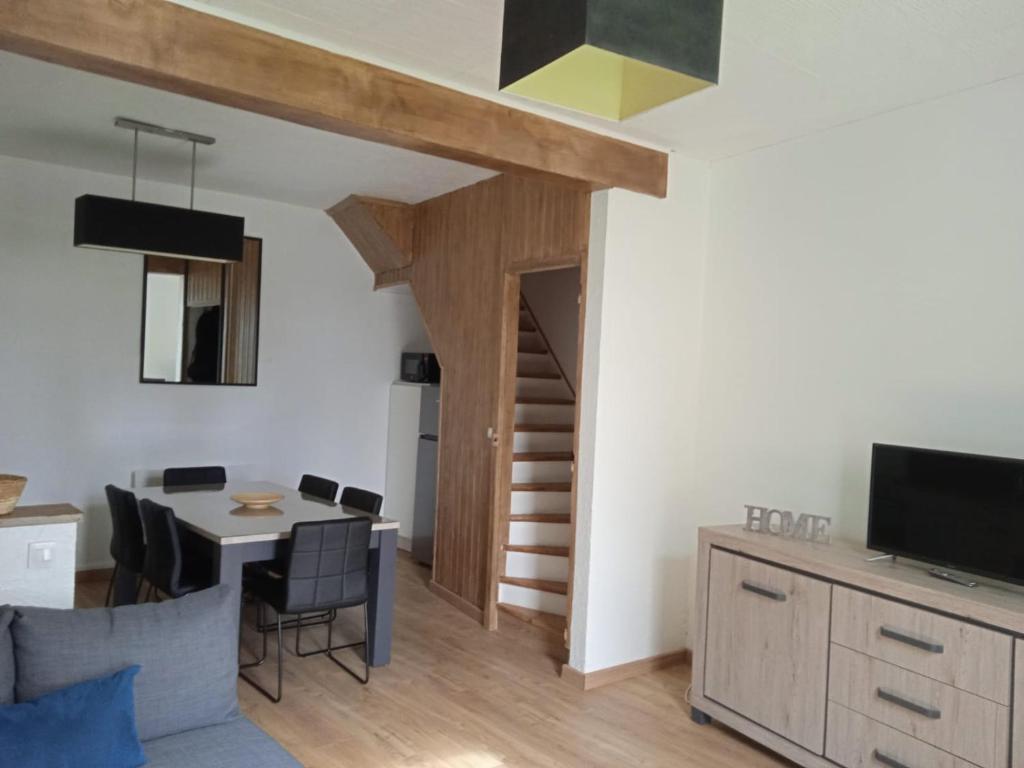 Il comprend un salon doté d'une table à manger et d'une télévision. dans l'établissement Les Hirondelles, à Berck-sur-Mer