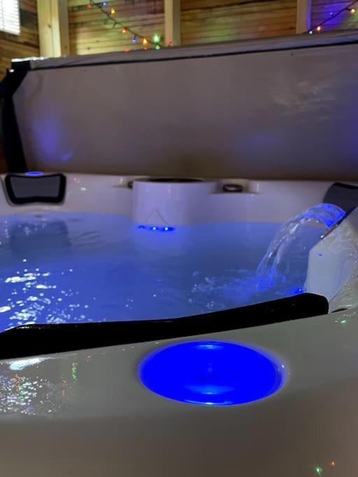um close-up de uma piscina azul de água em Newly refurbished city house with Hot Tub em Lincoln
