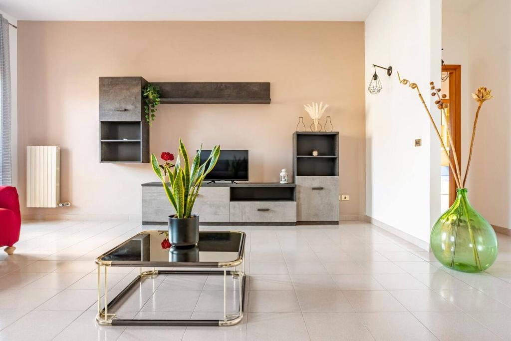 Una sala de estar con una mesa de cristal y un sofá. en "Le Camere di Beppe", Ampio e Luminoso Appartamento a Lecce, en Lecce