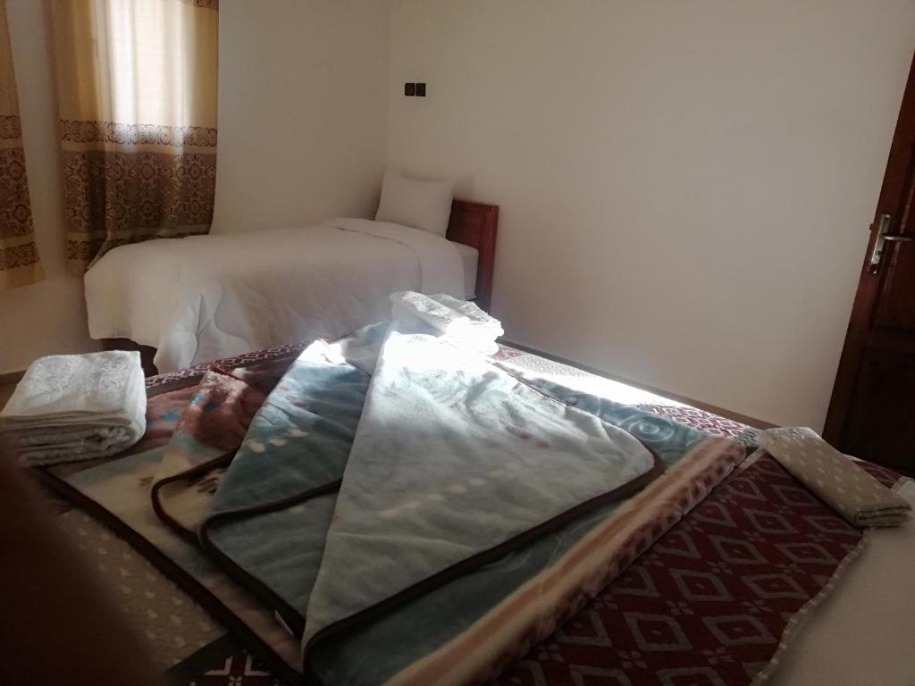 Postel nebo postele na pokoji v ubytování Riad Ouinz