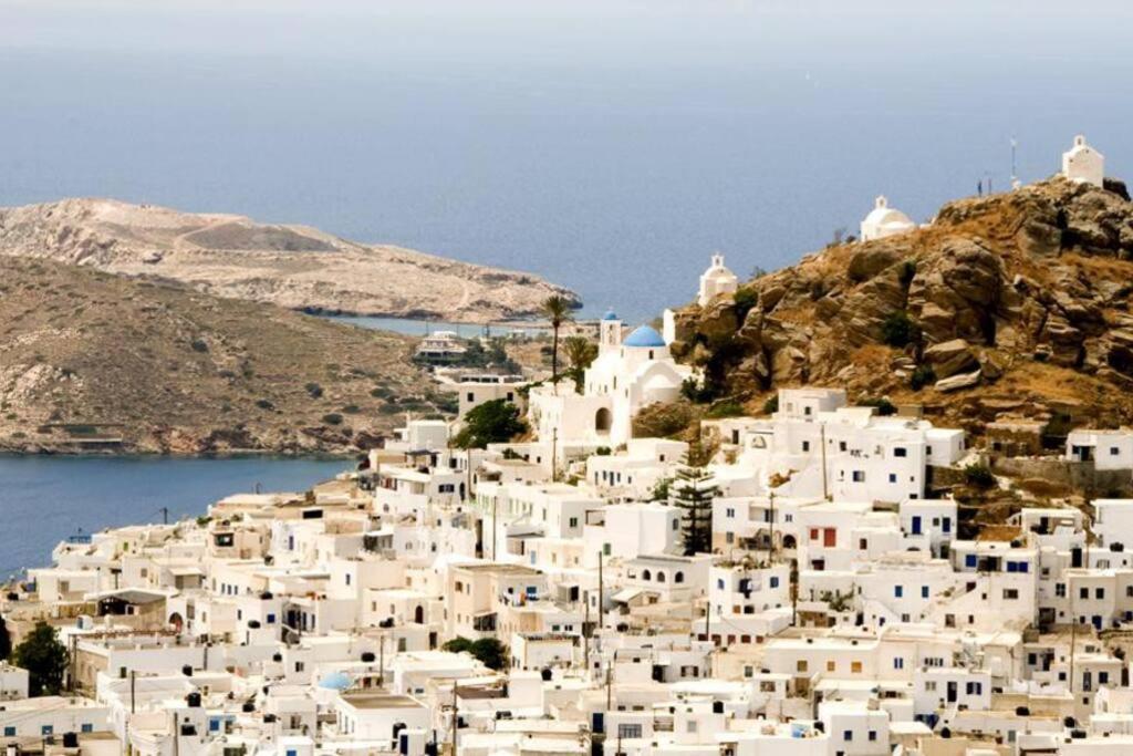 a group of white buildings on a hill at Παραδοσιακό κυκλαδίτικο στούντιο in Ios Chora
