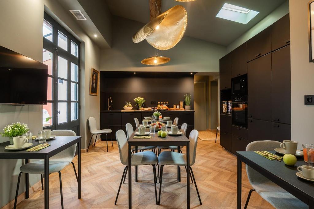 - une cuisine et une salle à manger avec une table et des chaises dans l'établissement La Maison de Jean by Maison Bacou, à Carcassonne