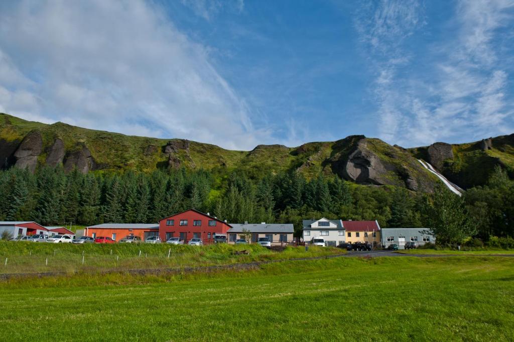 um grupo de casas em frente a uma montanha em Klausturhof Guesthouse em Kirkjubæjarklaustur