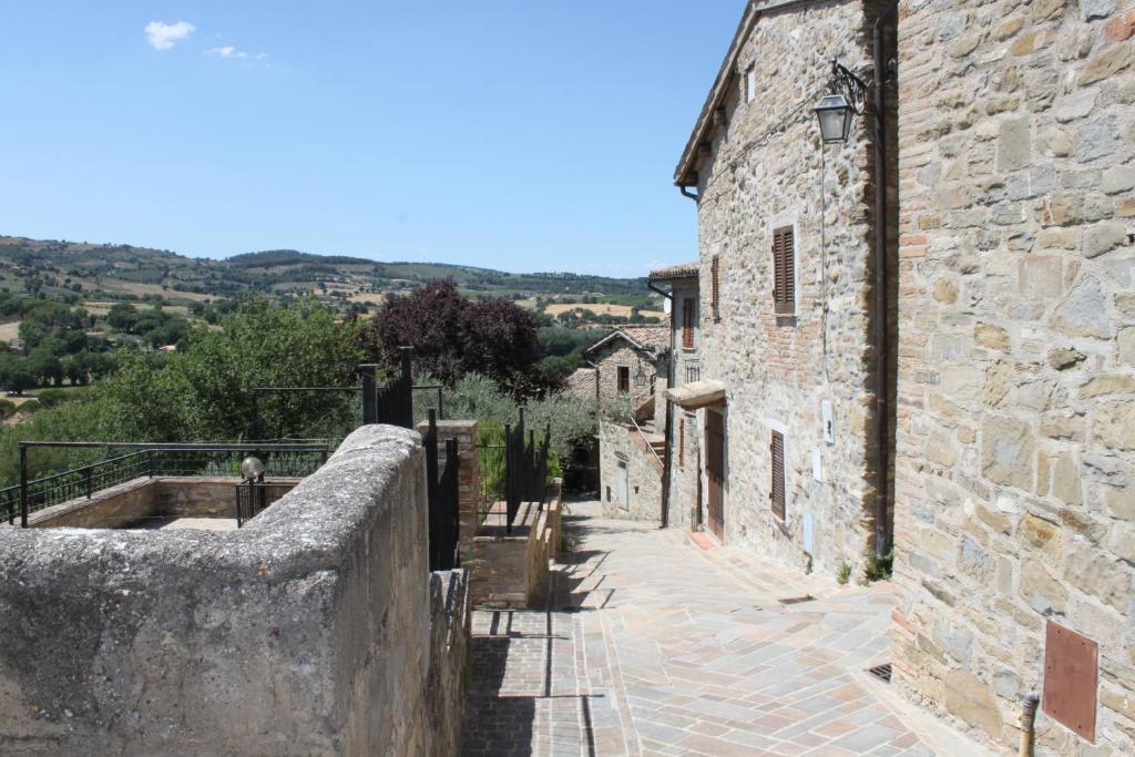 un callejón en un antiguo edificio de piedra en SIDORO - Casa Vacanze Torre del Colle, en Bevagna