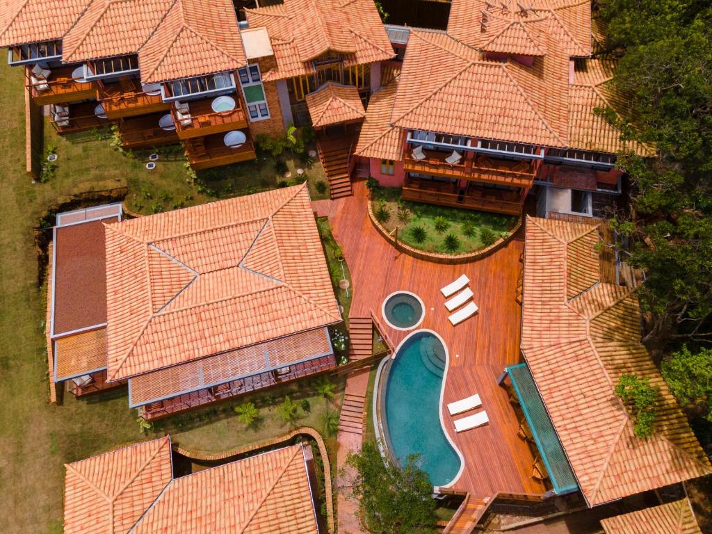 una vista aérea de una casa con techos naranjas en Buzios Espiritualidade Hotel, en Búzios