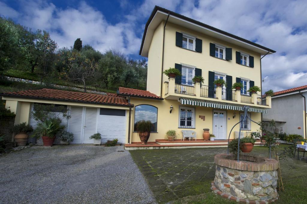 Corsanico-BargecchiaにあるB&B Il Trebbioの大きな黄色の家