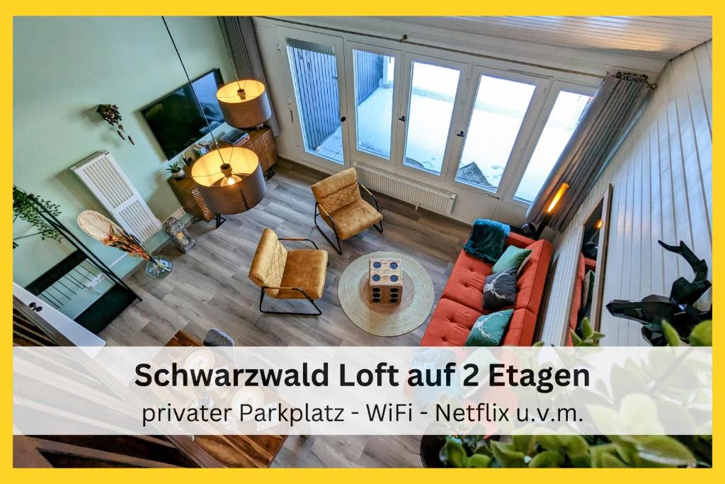 een woonkamer met een bank en stoelen bij Black Forest Stay - Apartment Hirschperle in Sasbachwalden