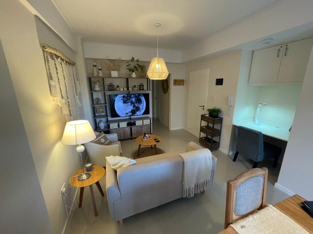 PASO SQUARE في لا بلاتا: غرفة معيشة مع أريكة وتلفزيون