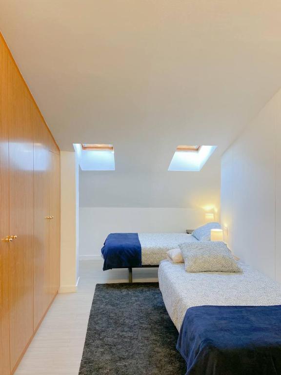 Rúm í herbergi á Elegante Ático Encamp - FREE Parking Wifi SmartTv - Con altillo y 2 baños completos! l by BonesVacances