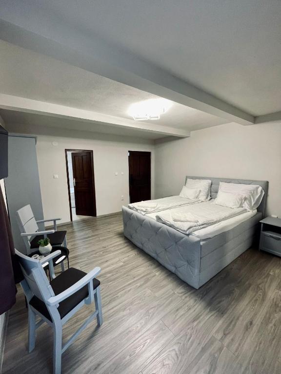 Forest Resort - King Room With Spa Bath