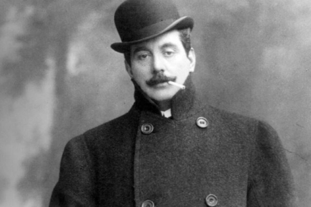 une vieille photo d'un homme en manteau et chapeau fumant une cigarette dans l'établissement Dimora Puccini, à Lucques