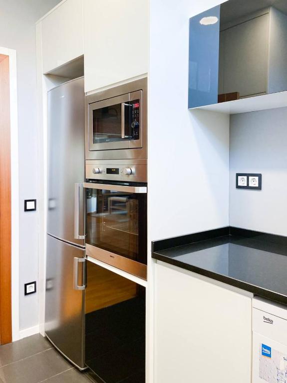 Eldhús eða eldhúskrókur á Elegante Ático Encamp - FREE Parking Wifi SmartTv - Con altillo y 2 baños completos! l by BonesVacances