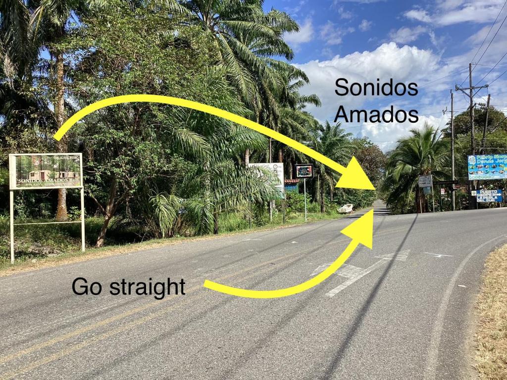 an image of a road with a yellow arrow plotted at hotelsonidosamados-osa in Sierpe