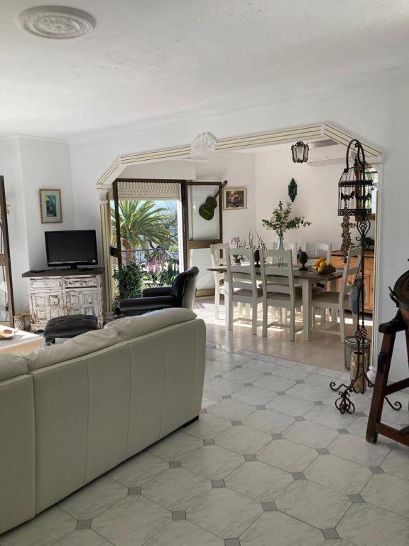 Fotografie z fotogalerie ubytování Espacioso apartamento de dos dormitorios en Mijas v destinaci Mijas