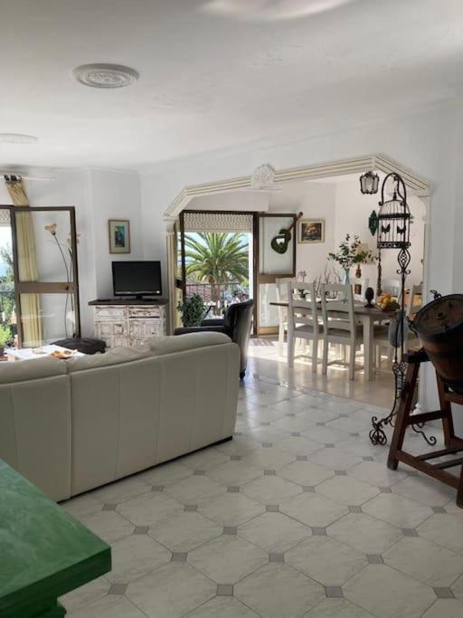 Fotografie z fotogalerie ubytování Espacioso apartamento de dos dormitorios en Mijas v destinaci Mijas